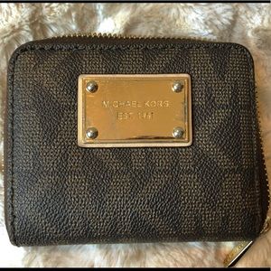 Michael Kors Wallet ✨Make An Offer✨